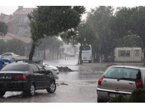 Lapsekide Şiddetli Yağış Hayatı Olumsuz Etkiledi