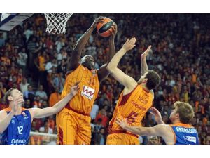 Galatasaray İlk Galibiyetini Aldı
