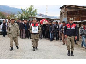 Askerde Hayatını Kaybeden Oğlunun Tabutunu Annesi Gözyaşlarıyla Taşıdı