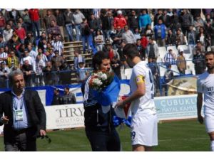 Çiçek Veren Tribün Lideri Sahalardan Men Edildi