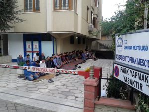 Validebağ’da Apartman Boşluğunda Cuma Namazı
