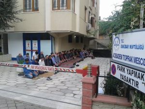 Validebağ’da Apartman Boşluğunda Cuma Namazı