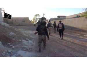 Işid Militanları Ellerini Kollarını Sallaya Sallaya