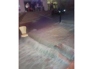 Kuşadası’nda Yağmur Ve Fırtına