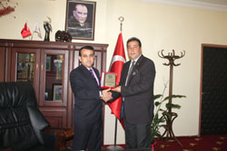 CHP’Lİ BAŞKANA PLAKET