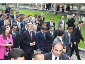 Başbakan Davutoğlu Seyyid Burhaneddin Türbesini Ziyaret Etti