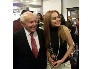 İşçi Babanın Tiyatrocu Kızı Baykal Saran Ödülünü Kazandı