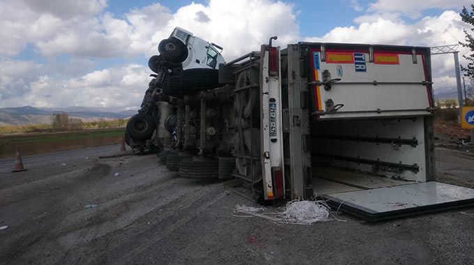 Kontrolden Çıkan Tır Yan Yattı: 1 Yaralı