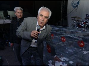 Önce Oy Kullandılar, Sonra Konserde Coştular