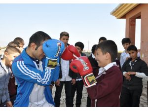 Öğrenciler İlk Defa Boks Eldiveni Ve Masa Raketleri İle Tanıştı