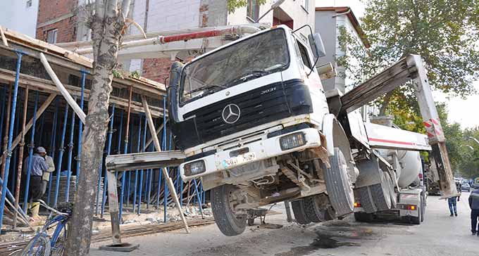 Beton Pompası İnşaatın Üzerinde Devrildi