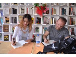 Kitaplarını Suriyeliler İçin İmzaladı