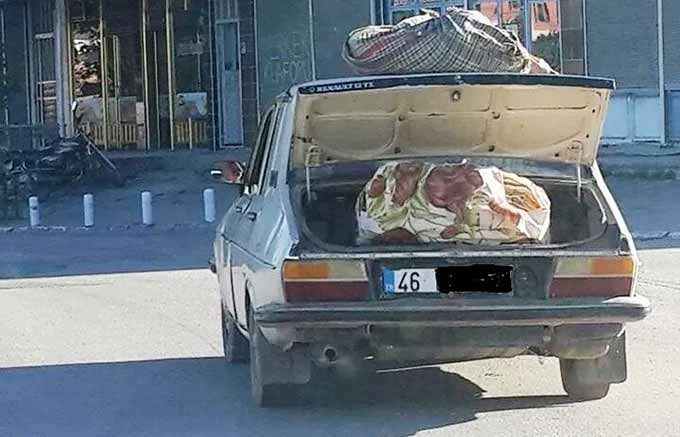 Ekmek Yüklü Otomobil Trafiği Tehlikeye Attı