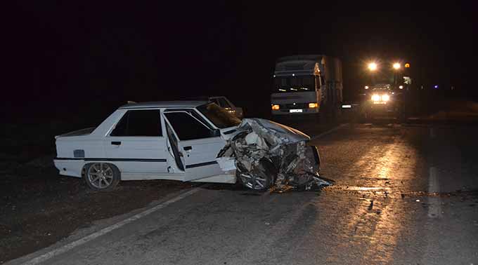 Otomobil İle Kamyonet Çarpıştı: 4 Yaralı