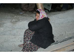 Maden Kapısında Acı Dolu Bekleyiş