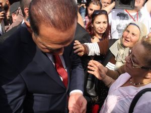 Yaşlı Kadın Başkana Turşu Verip Oğlu İçin İş İstedi