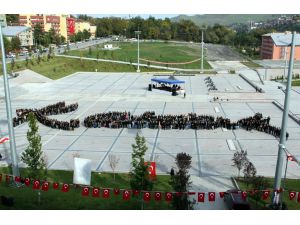 Karabük’te 500 Kişi Atatürk’ün İmzasını Oluşturdu