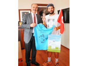 Barış İçin Dünyayı Yürüyerek Dolaşıyor