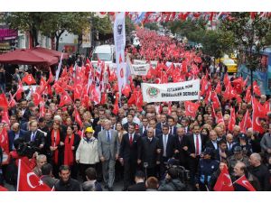 Binler Cumhuriyet İçin Yürüdü