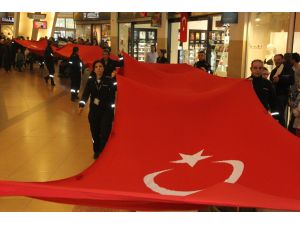 Erzurum Avm’de 30 Metre Uzunluğunda Türk Bayrağıyla Cumhuriyet Coşkusu