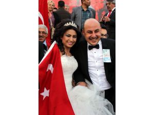 Düğünden Önce Cumhuriyet Bayramı Kutlamalarına Katıldılar