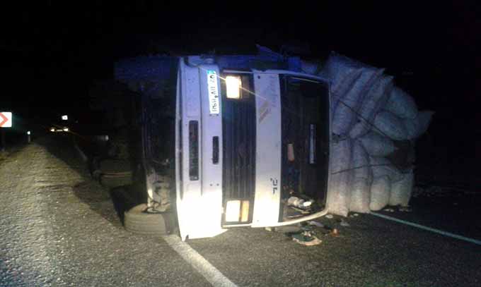 Pamuk Yüklü Kamyon Devrildi: 3 Yaralı