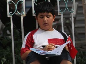 Annesi Ve Kardeşlerine O Bakıyor