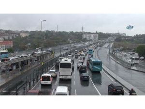 Sağanak Yağış Trafiği Felç Etti