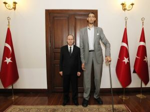 Dünyanın En Uzun Adamı Vali Kılıçlar’ı Ziyaret Etti