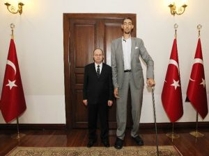 Dünyanın En Uzun Adamından Yeni Valiye Ziyaret