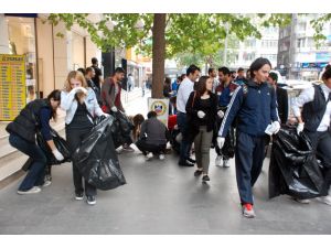 Öğrenciler Farkındalık Oluşturmak İçin Çöp Topladı