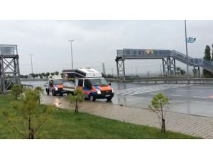 Kamyonun Çarptığı Üst Geçit Bu Hale Geldi