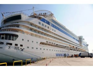 Antalya Limanı’na 2 Dev Kruvaziyer Yanaştı