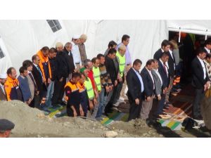 Madende Mahsur Kalan İşçiler İçin Hutbe Okundu