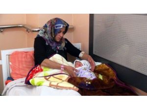Ablasını Bekliyor