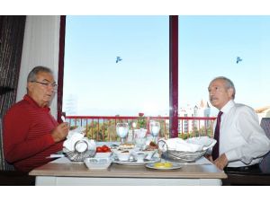 Baş Başa Kahvaltı Yaptılar