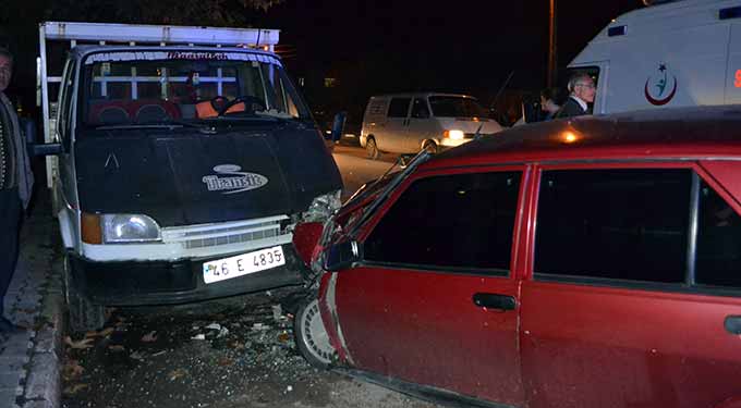 Hızını Alamayan Otomobil, Park Halindeki Araçlara Çarptı