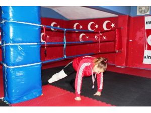 Kırık Bacakla Şampiyon Oldu