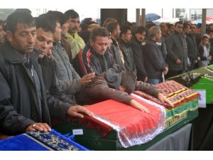 Kazada Ölenler Toprağa Veriliyor