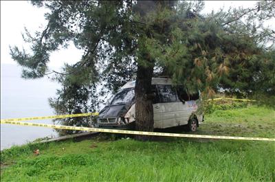 Öğrenci servisi bahçeye uçtu: 1 ölü 10 yaralı 