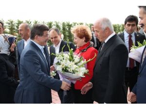 Eşinin Akrabalarını Ziyaret Etti