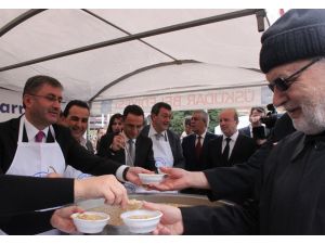 Başkan Türkmen, Validebağdaki Eylemcileri Aşure Yemeye Davet Etti