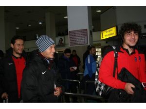 Trabzonspor Lokeren Maçı İçin Belçika’ya Uçtu