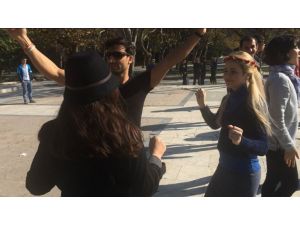 Korelilerden Gezi Parkında Mutluluk Dansı