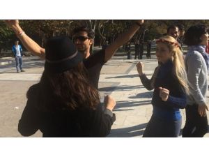Korelilerden Gezi Parkı’nda Mutluluk Dansı