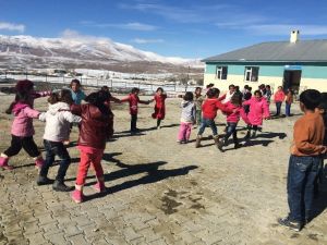 Arkadaşları Nehir’i Bekliyor