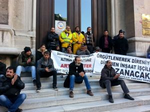 Ptt Önünde Zincirli Eylem