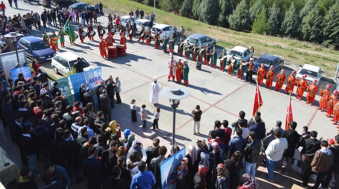 KSÜ’de Aşure Dağıtıp Sergi Açtılar