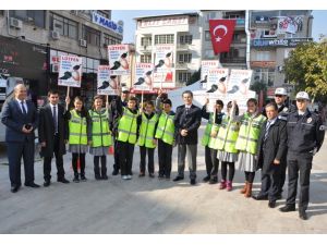 Öğrenciler Sürücülere Emniyet Kemerinin Önemini Anlattı