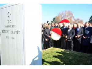 Eski Başbakanlardan Bülent Ecevit Mezarı Başında Anıldı
